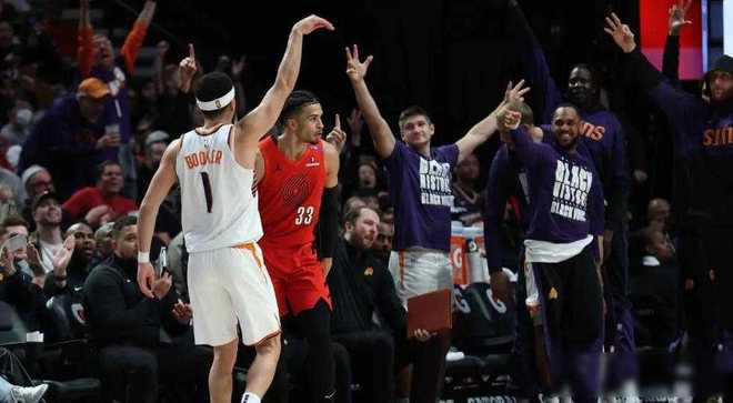 猛龙轻取热火,布克统治全场 猛龙轻取热火,布克统治全场