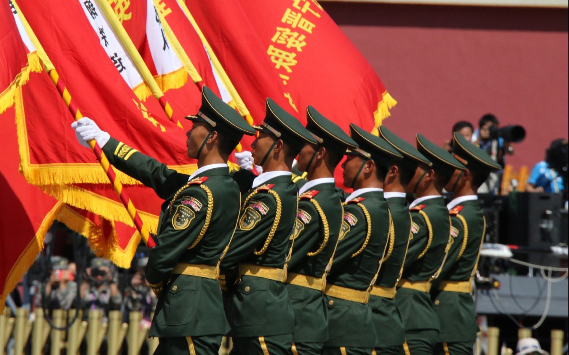 声浪比引擎更燃！揭幕战之夜，福克斯的高能输出如何引爆F1新纪元？